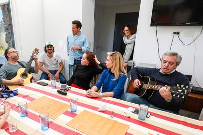 Alberto Fernández: música con su familia y amigos