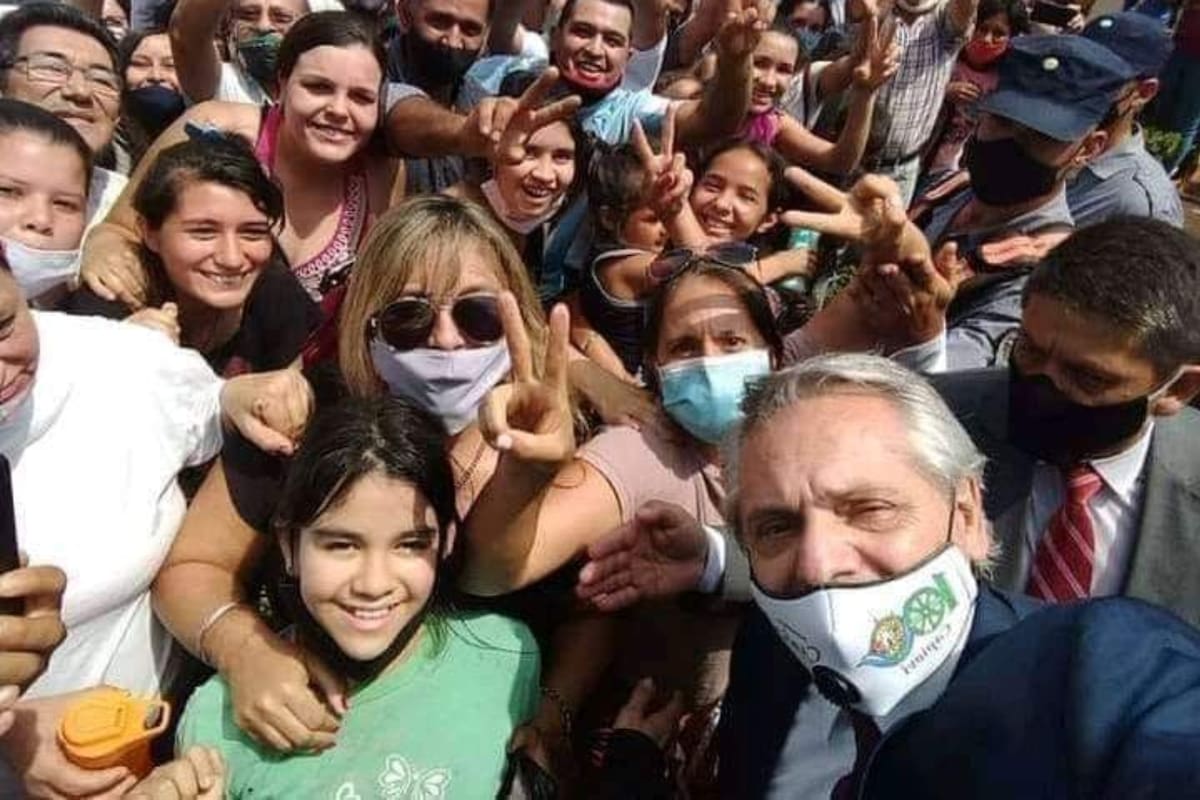 Alberto Fernández participó de distintas actividades en la provincia de Misiones, y se mostró muy cercano a los vecinos. En redes, las fotos se viralizaron con una fuerte crítica hacia la falta de protocolo