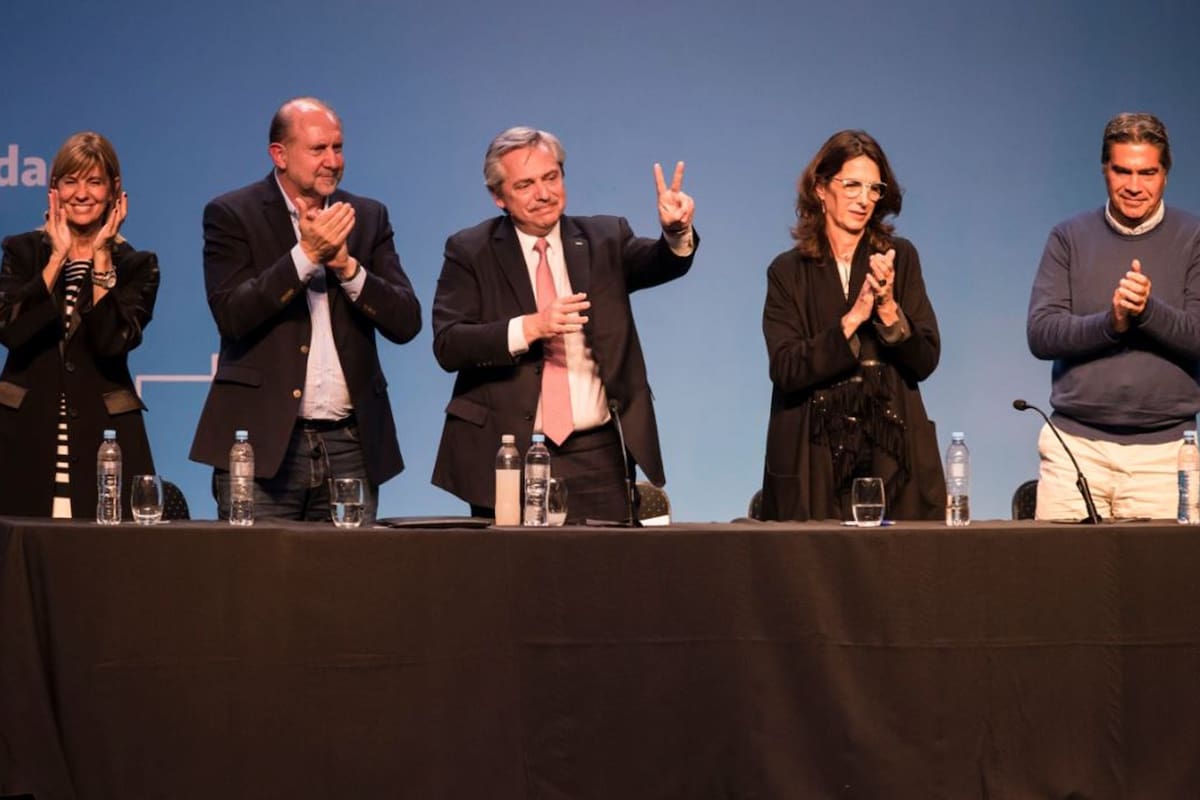 Alberto Fernández, participó este lunes de un acto en el evento Foro de Ciudades - Hábitat, Federalismo e Identidad en la ciudad de Rosario, Santa Fe.