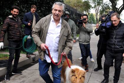 Alberto Fernández pasea su perro, ayer, por Puerto Madero