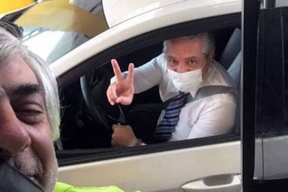 Alberto Fernández pasó por el peaje de la Autopista Illia sin el TelePASE obligatorio y se tomó una selfie con un empleado
