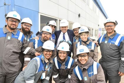 Alberto Fernández posó con empleados de YPF