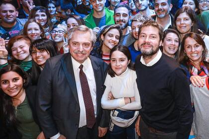 Alberto Fernández posó junto a Lammens y otros dirigentes porteños