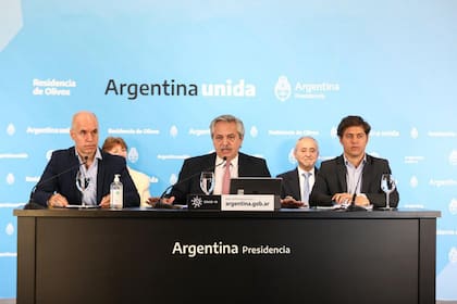 Rodríguez Larreta, Fernández y Kicillof, durante uno de los diez anuncios de ampliación del Aislamiento Social, Preventivo y Obligatorio (ASPO)