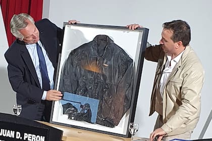Alberto Fernández recibe la campera de Saúl Ubaldini de manos de su hijo