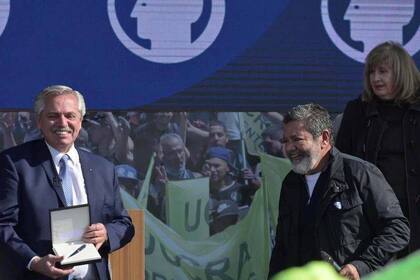 Alberto Fernández recibe la lapicera que le regaló Gerardo Martínez en el acto de la Uocra, en Esteban Echeverría, en mayo
