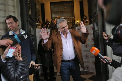 El precandidato a presidente tiene previsto reunirse con Sergio Uñac y Cristina Kirchner