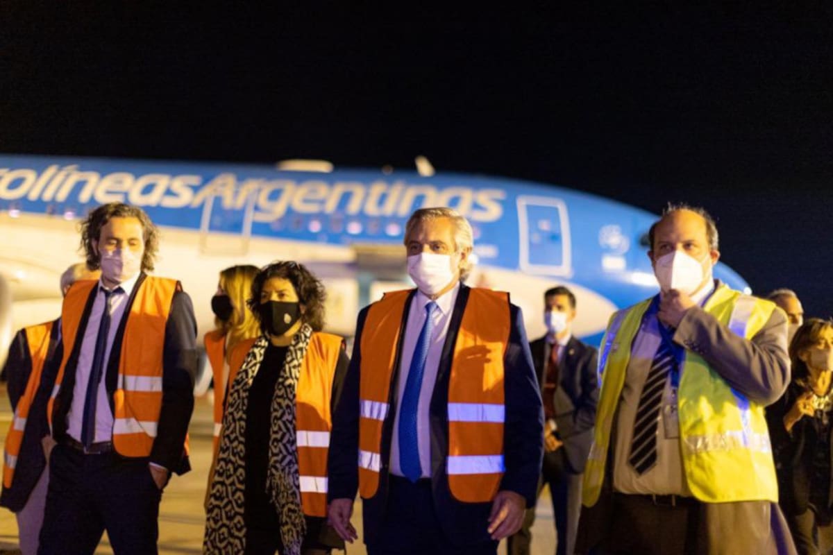 Alberto Fernández recibió el avión de Aerolíneas Argentina en el aeropuerto de Ezeiza