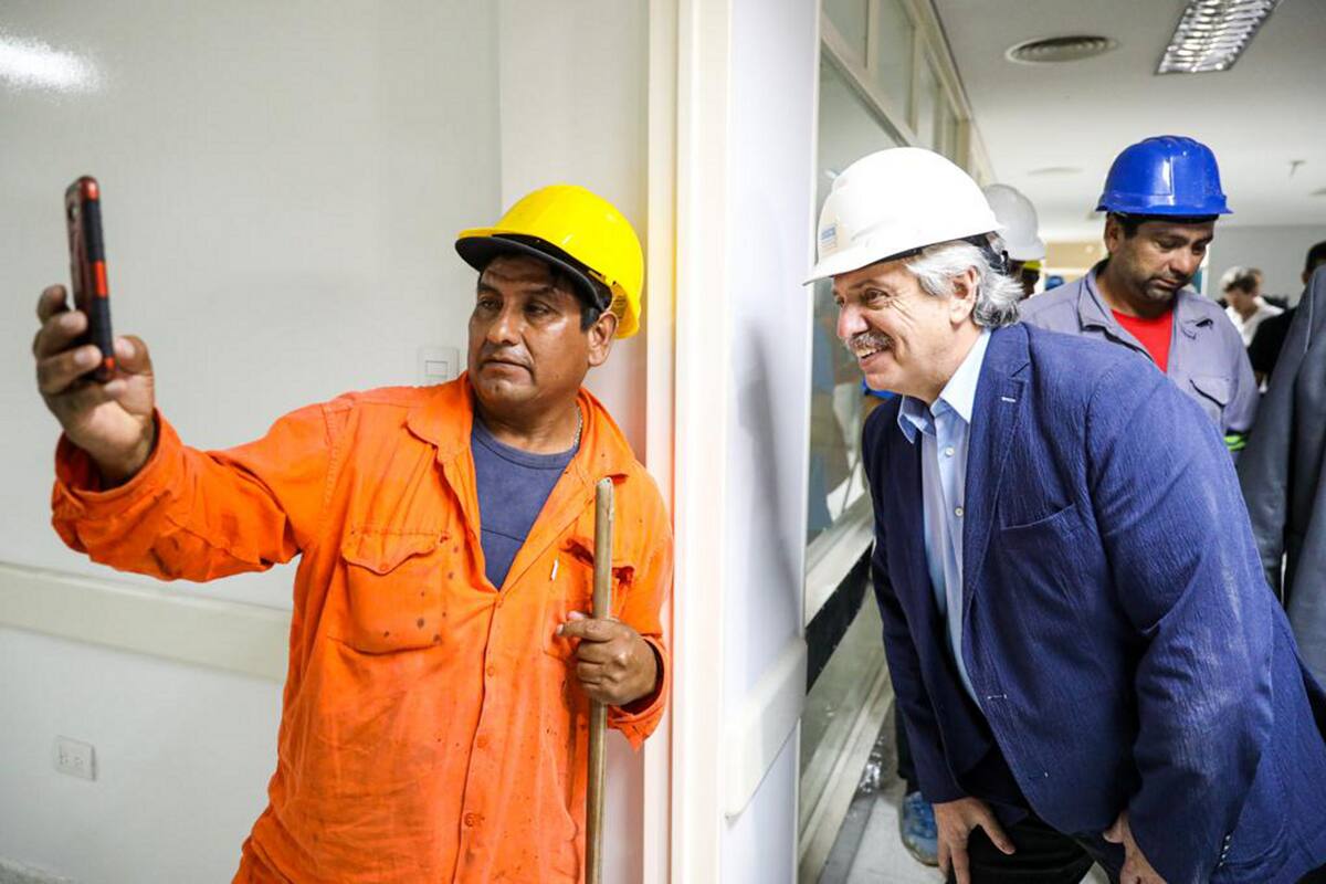 Alberto Fernández recorre el Hospital Favaloro de La Matanza