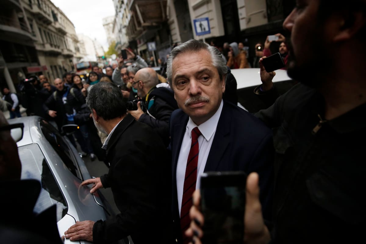 Alberto Fernandez retirándose del Instituto Patria