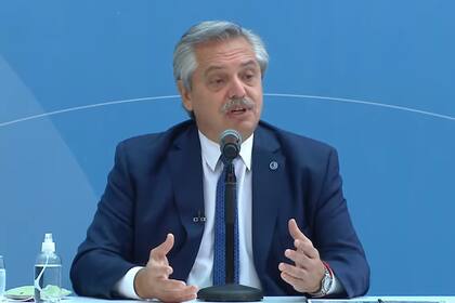 Alberto Fernández rubricó un convenio con los secretarios de la CGT y la CTA