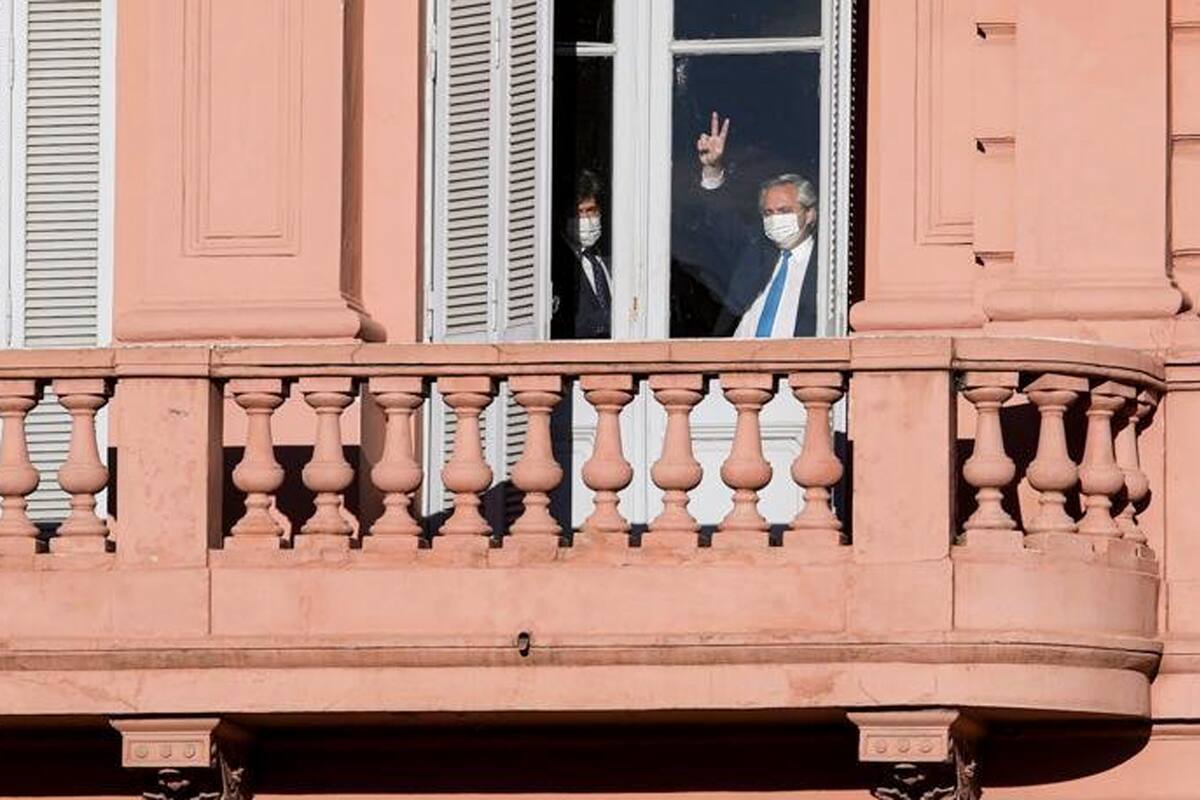 Alberto Fernández salió a saludar a los militantes que fueron a Plaza de Mayo