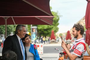 Alberto Fernández saluda a argentinos durante la gira por Europa
