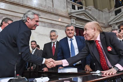 Menem saludando a Fernández en su asunción; Zulemita tiene contacto permanente con el Presidente.