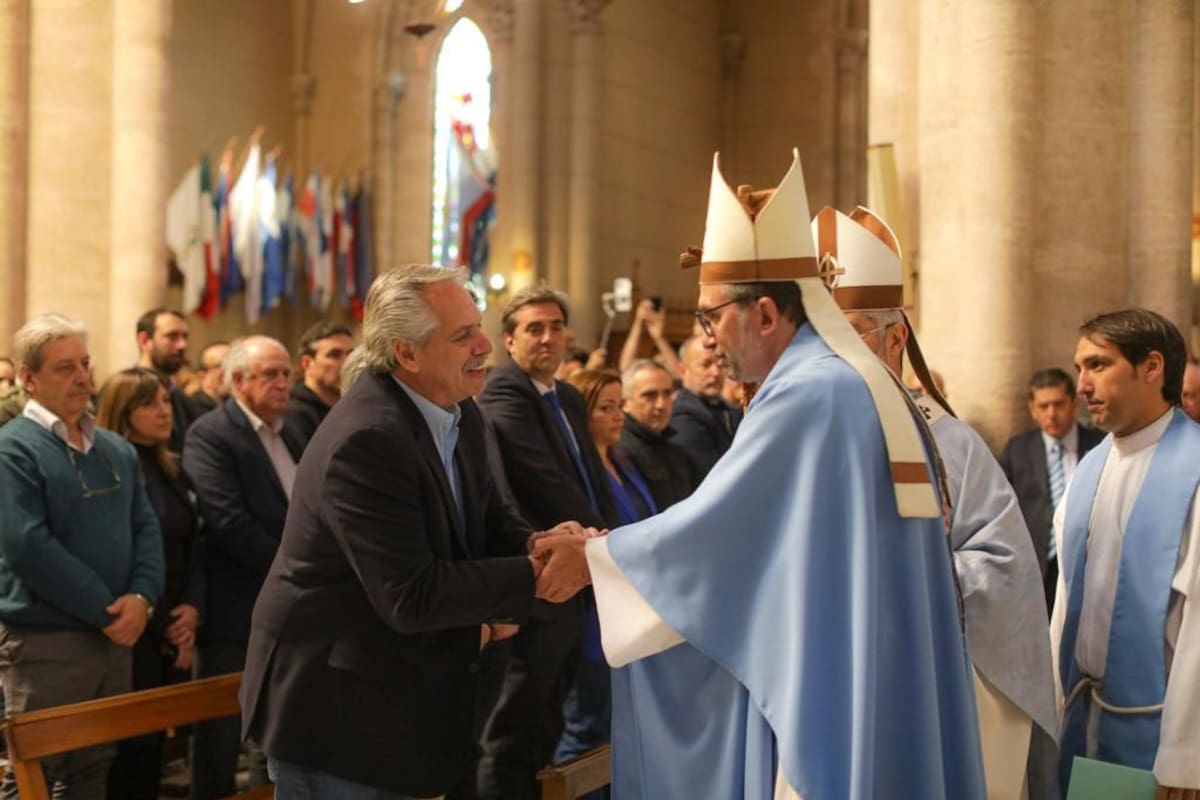 Alberto Fernández saluda a los obispos Gustavo Carrara y Jorge Eduardo Scheinig, en la Basílica de Luján