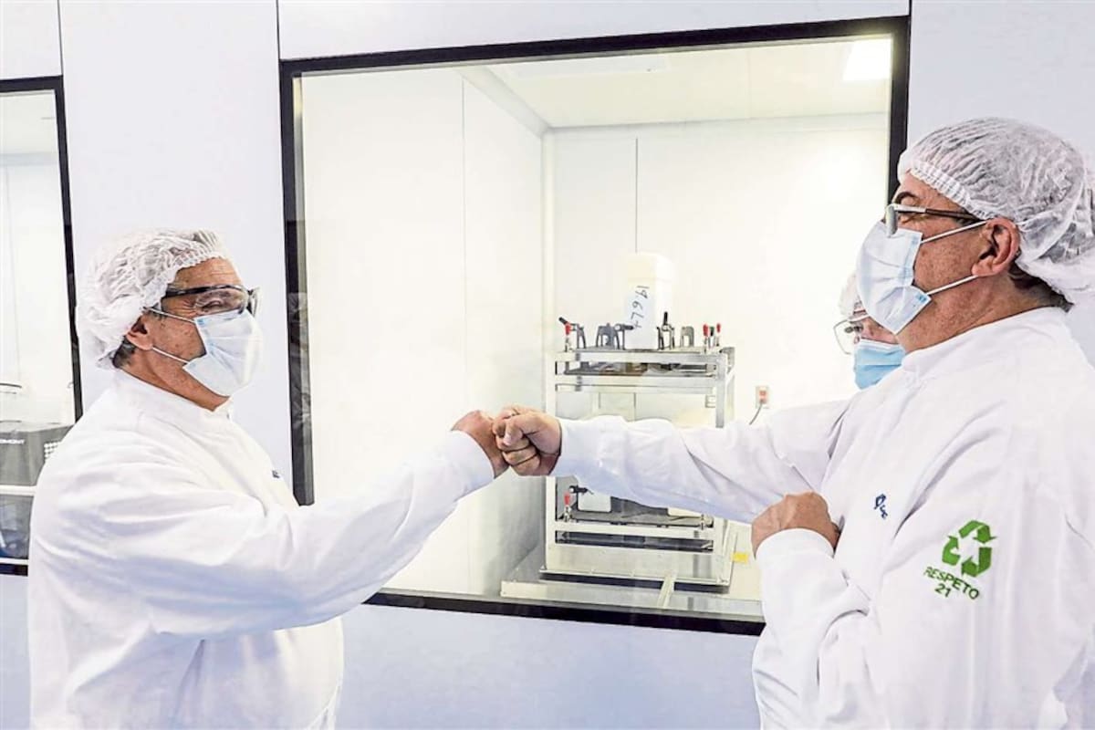 Alberto Fernández saluda al director del laboratorio Liomont, Alfredo Rimochi