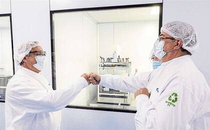 Alberto Fernández saluda al director del laboratorio mexicano Liomont, Alfredo Rimochi. Allí se deben envasar las dosis de la vacuna de AstraZeneca que se fabrican en Buenos Aires