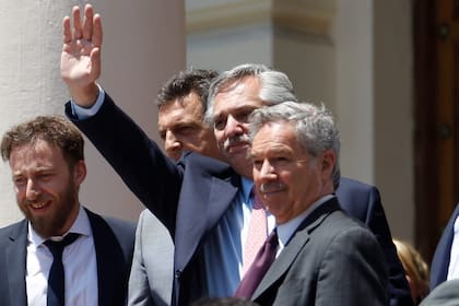 Alberto Fernández saluda al llegar a la gobernación de la provincia de Buenos Aires para la asunción de Axel Kicillof como gobernador