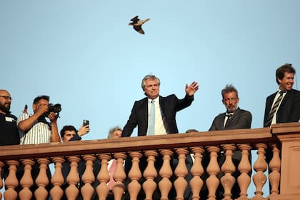 Alberto Fernández saluda desde el balcón