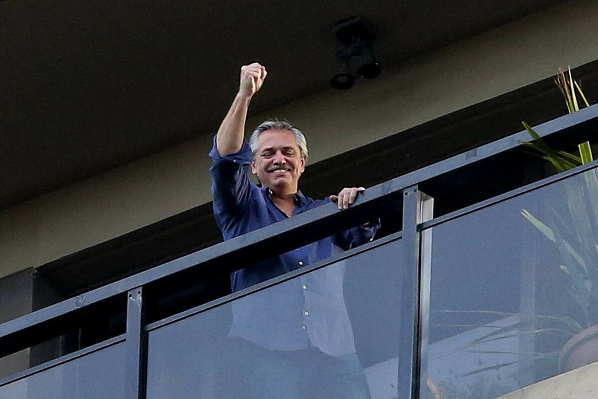 Alberto Fernández saluda desde su balcón