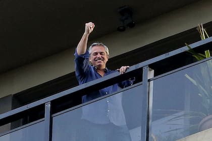Alberto Fernández saluda desde su balcón