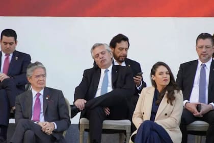 Alberto Fernández se durmió en un tramo del acto de asunción de Petro, en Colombia