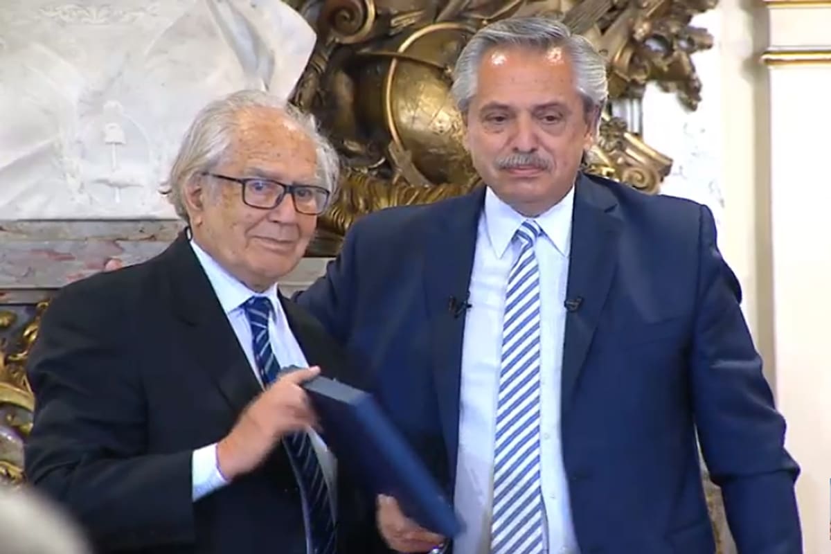 Alberto Fernández se emocionó en el homenaje a Adolfo Pérez Esquivel: "Sos un modelo de la no violencia y la paz"