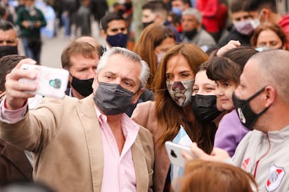 Alberto Fernández se mostró con Victoria Tolosa Paz en Hurlingham, en el último tramo de la campaña para las PASO legislativas