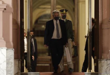 Alberto Fernández se retira de la Casa Rosada
