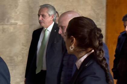 Alberto Fernández se retira de los tribunales de Comodoro Py donde se presentó por la causa de los seguros