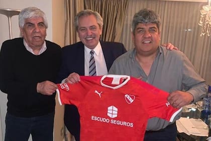 Alberto Fernández se reunió antes de partir con Hugo y Pablo Moyano