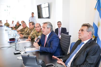 Agustín Rossi, en una reunión con el Presidente y los jefes de las Fuerzas Armadas; el ministro dijo que el 17A fue una convocatoria de "violentos"