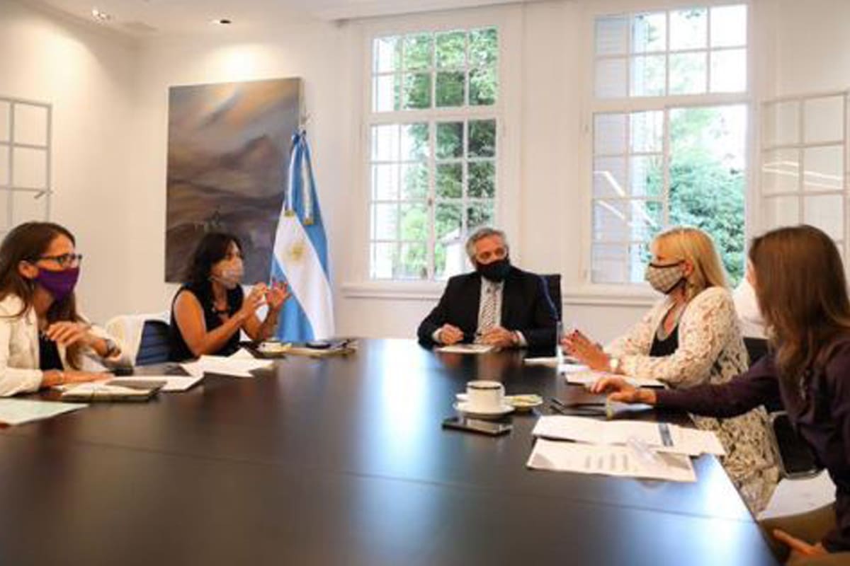 Alberto Fernández se reunió con la mujeres del gabinete para abordar la problemática de los femicidios, travesticidios y transfemicidios