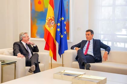 Alberto Fernández se reunió en audiencia privada con Pedro Sánchez en La Moncloa