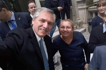 Alberto Fernández se sacó fotos violando la distancia social para prevenir contagios de coronavirus