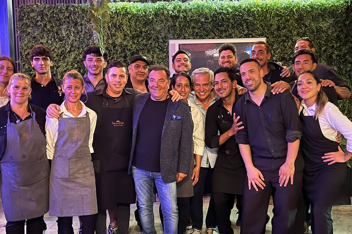 Alberto Fernández se tomó fotos con el personal del restaurant