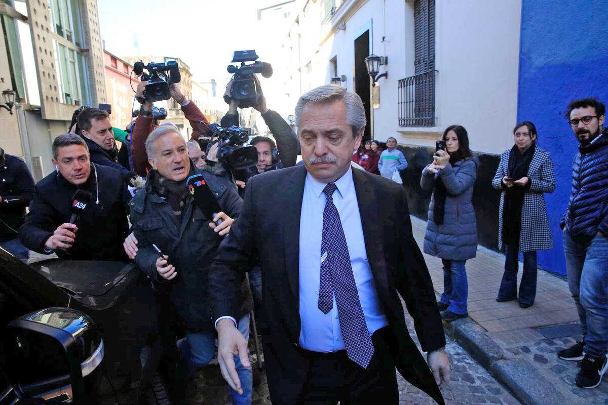 Alberto Fernández, seguido por la prensa, ayer, al salir de sus oficinas de San Telmo