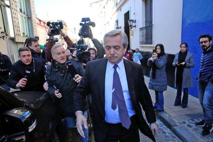 Alberto Fernández, seguido por la prensa, ayer, al salir de sus oficinas de San Telmo