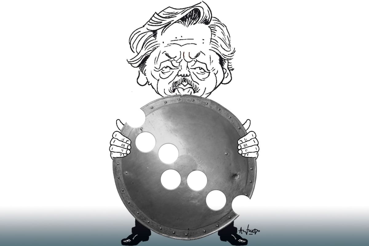 Alberto Fernández sostiene un escudo perforado