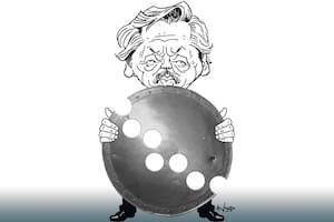 Alberto Fernández sostiene un escudo perforado