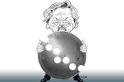 Alberto Fernández sostiene un escudo perforado