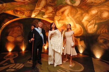 Alberto Fernández, su hijo Estanislao Fernández, la novia de Alberto, Fabiola Yáñez y Cristina Kirchner contemplan el mural de Siqueiros