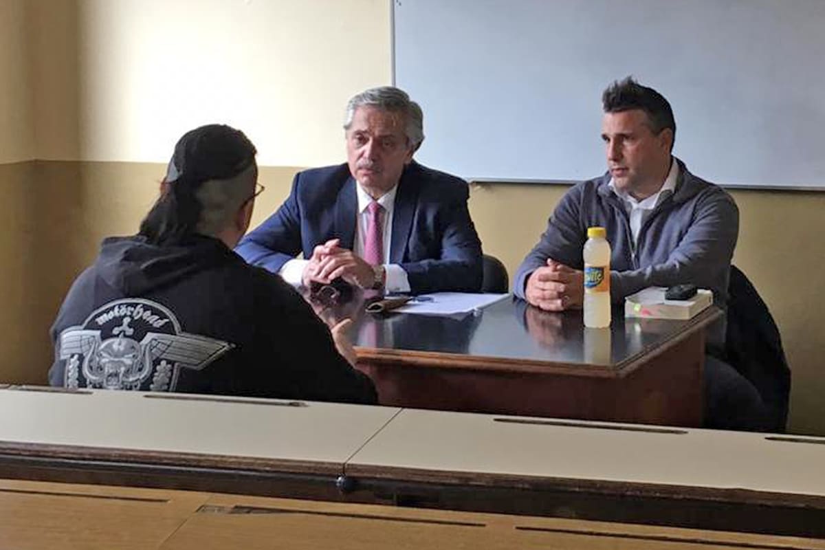 Alberto Fernández toma examen en la UBA antes del encuentro con Sergio Massa