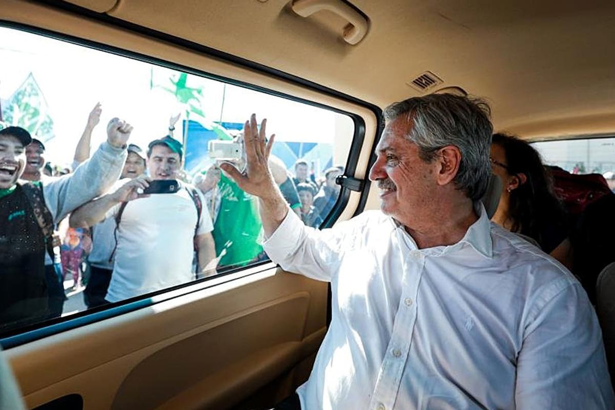 Alberto Fernández, una sonrisa para quienes le expresan su apoyo con entusiasmo y para quienes se animan a enfrentarlo