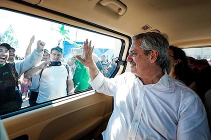 Alberto Fernández, una sonrisa para quienes le expresan su apoyo con entusiasmo y para quienes se animan a enfrentarlo