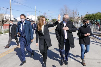 Alberto Fernández, Victoria Tolosa Paz, Gabriel Katopodis y Mayra Mendoza, ayer, en una inauguración de una obra en plena campaña