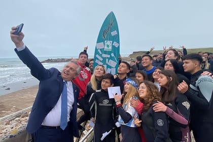 Alberto Fernández visitó la "Escuela de Mar y Playa" en Chapadmalal