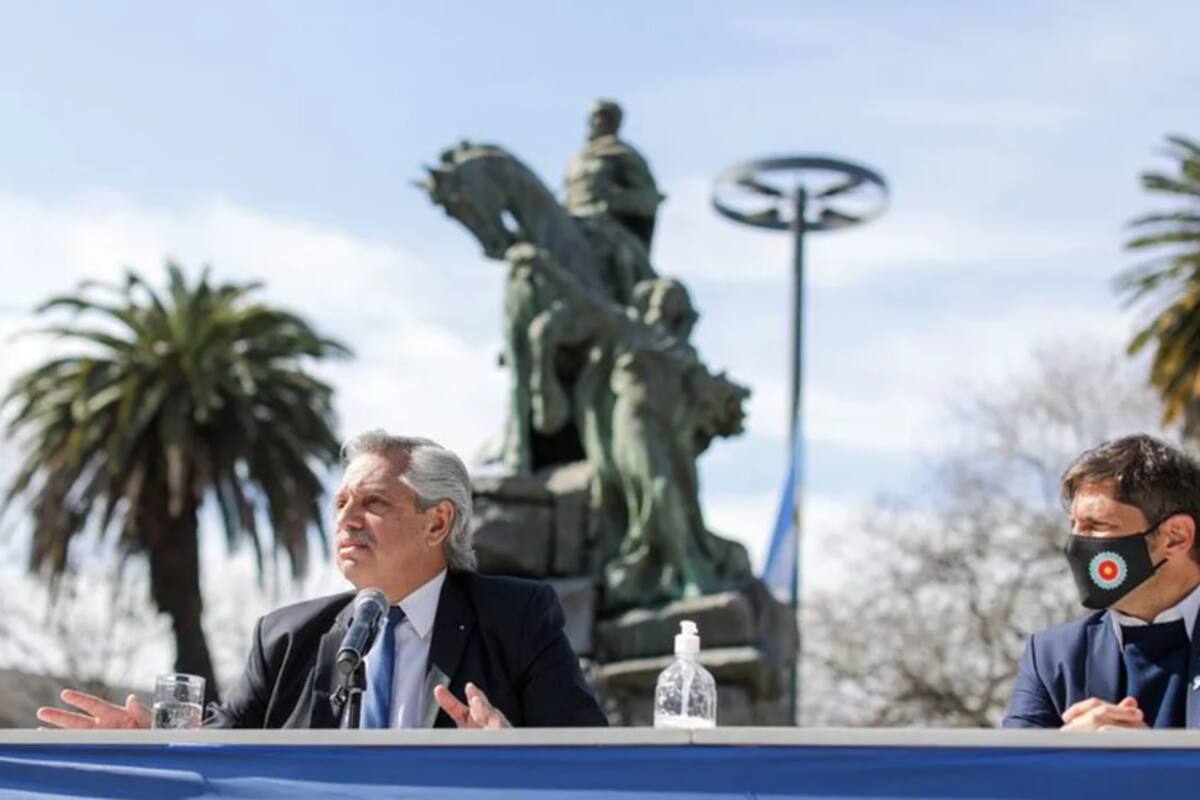 Alberto Fernández y Axel Kicillof en el acto del 17 de agosto, cuando anticipó el cambio en los billetes