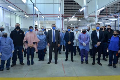 Alberto Fernández y Axel Kicillof recorrieron en el conurbano un hospital modular y una fábrica de barbijos