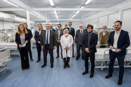 Alberto Fernández y Axel Kicillof recorrieron en el conurbano un hospital modular y una fábrica de barbijos